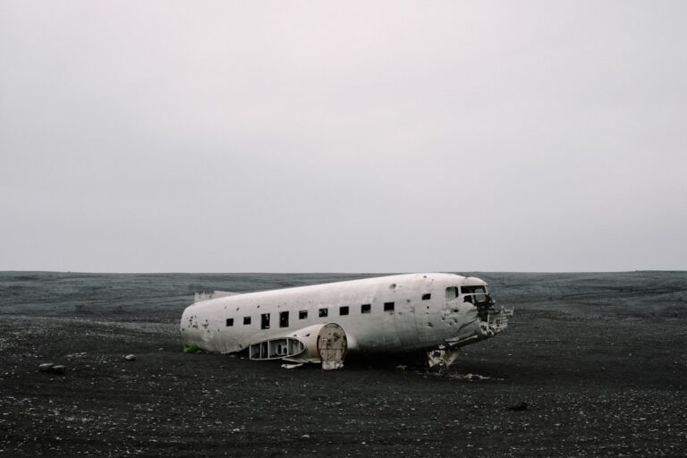 Jak znaleźć tanie loty na wakacje? 1 Photo airplane, beach