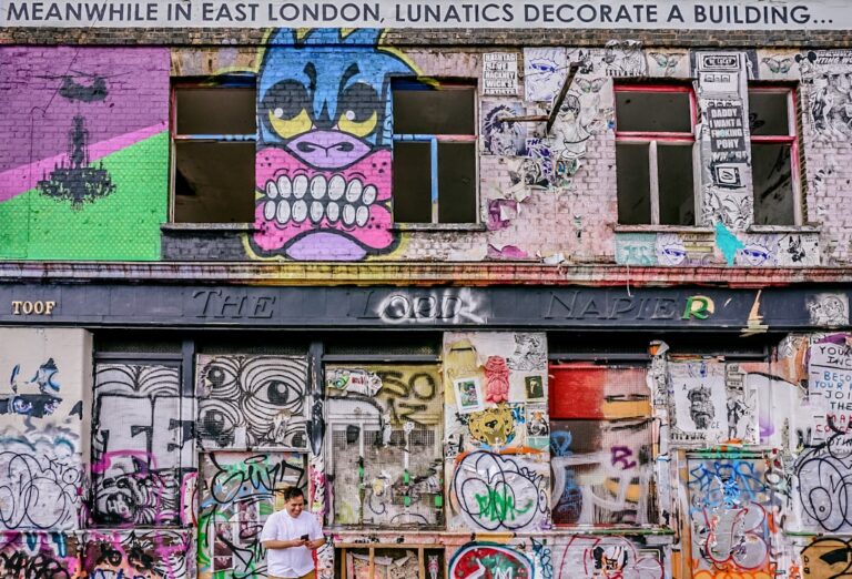 Photo 1 Big Ben 2 Buckingham Palace 3 Tower Bridge 4 London Eye 5 British Museum 6 West End 7 Thames River 8 Hyde Park 9 St Pauls Cathedral 10 The Shard