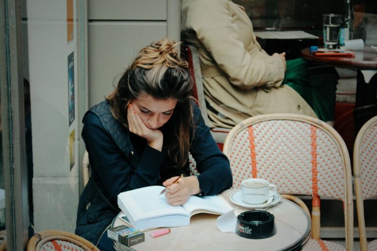 Romantyczne city breaki: Najlepsze miejsca na romantyczny wyjazd 1 Photo Parisian cafe