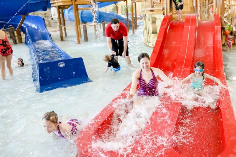 Wakacje z dziećmi w aquaparkach: najlepszy sposób na rodzinny relaks 1 Photo Water slides