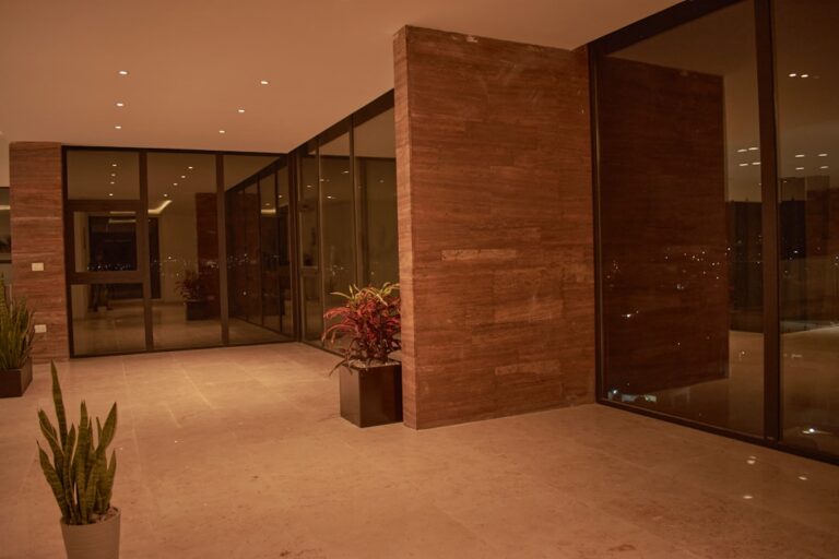 Podróżowanie solo: Problemy z zakwaterowaniem 1 Photo Hotel lobby