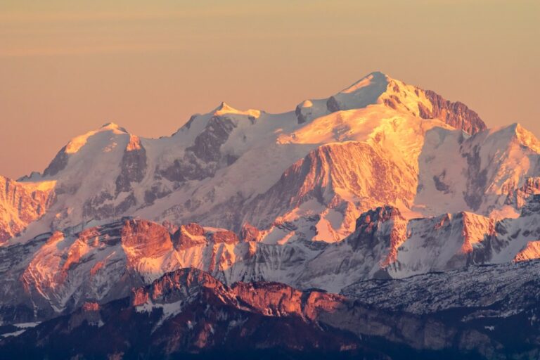 Trekking zachodnich Alp: Odkryj piękno gór 1 Photo Mountain view
